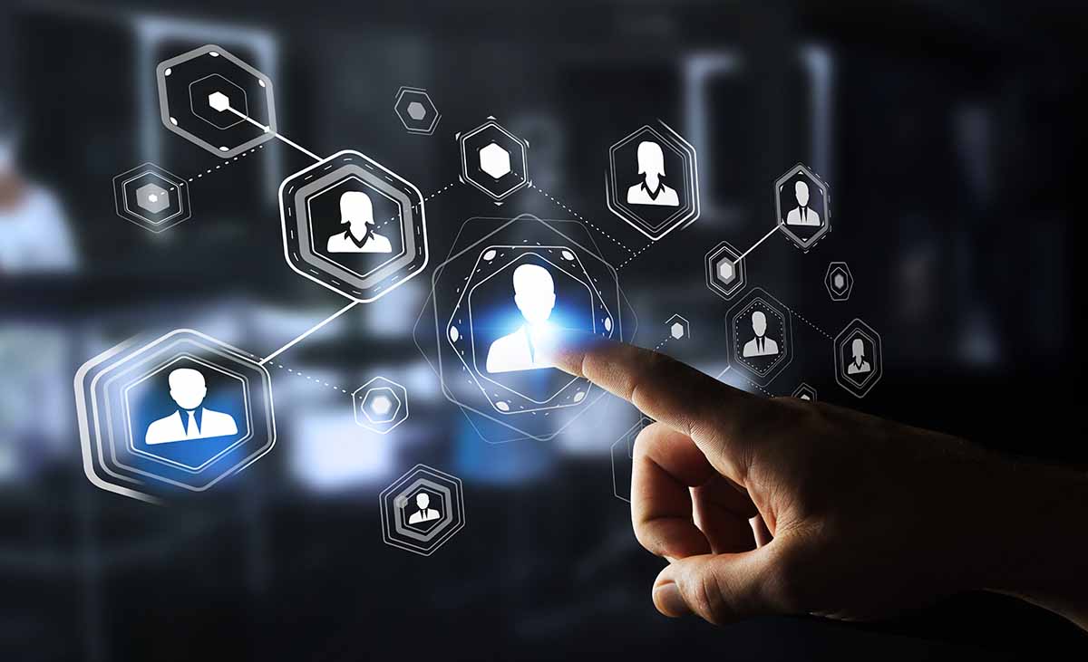 Bild på en digital pekskärm och en hand som klickar på en figur.